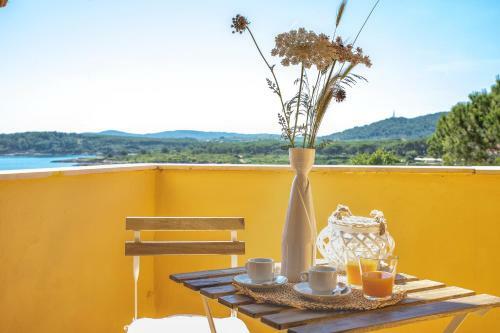 Dea Fertilia. Casa Indipendente Con Vista Mare.