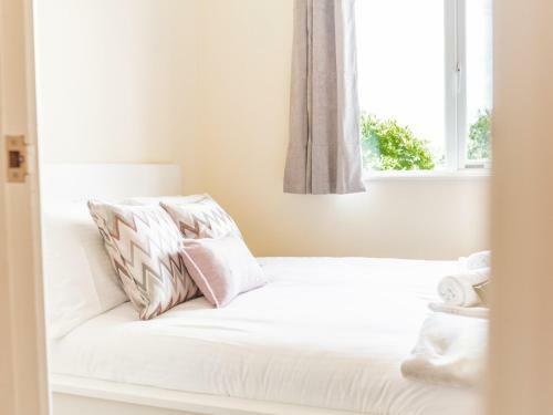 Pass The Keys Farrers View - Stylish Split Level Home In Levens Village