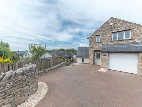 Pass The Keys Farrers View - Stylish Split Level Home In Levens Village