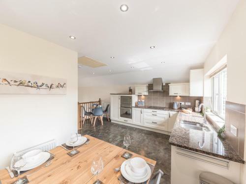 Pass The Keys Farrers View - Stylish Split Level Home In Levens Village