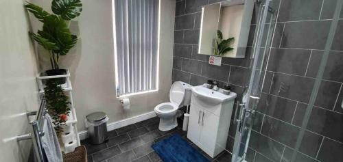 Spacious Two Bedroom House, Parking And Wifi