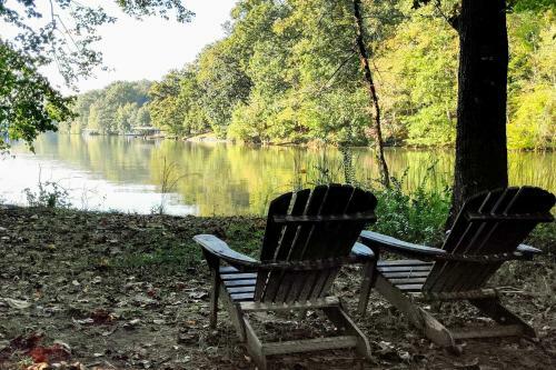Updated Retreat In Gainesville With Lake View!