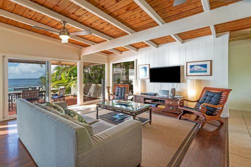 Waimea Point Oceanfront House - (with Air Conditioning)