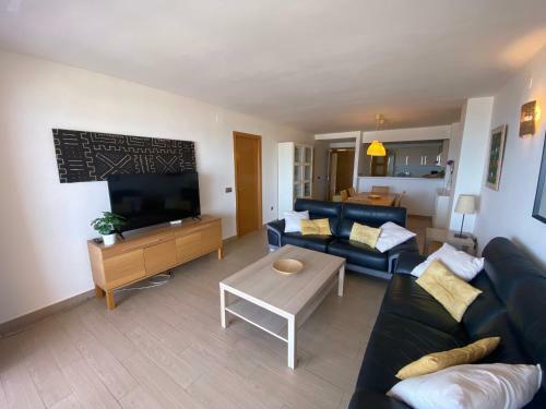 Albamar Frontline Beach Apartment 3 Bedrooms