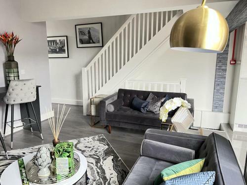 Room 6 (8 Holland Street)