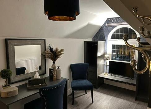 Room 6 (8 Holland Street)