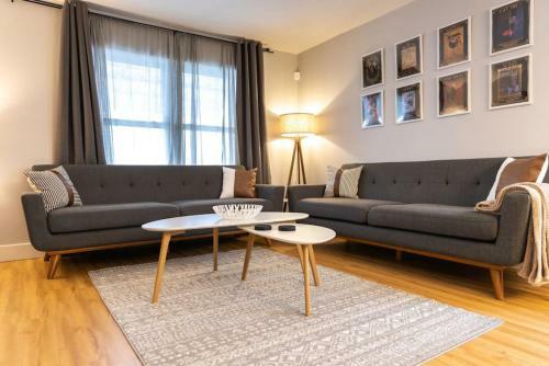 Cozy, Lavish Mid Century! 4-br Modern Home!