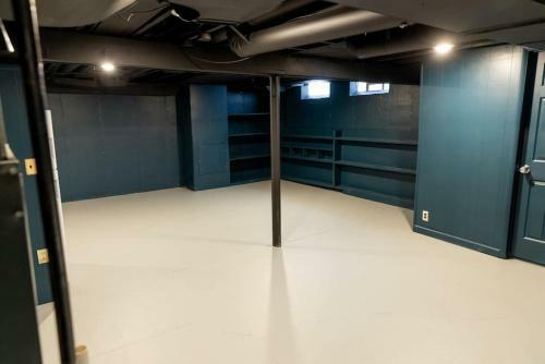 Cozy, Lavish Mid Century! 4-br Modern Home!