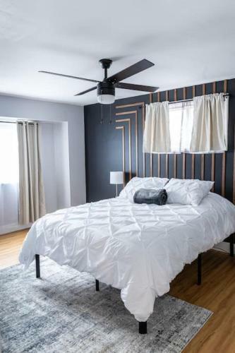 Cozy, Lavish Mid Century! 4-br Modern Home!