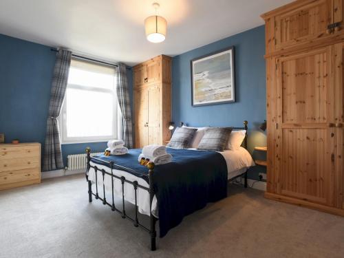 Pass The Keys Modern Seafront Apartment With Great Views Sleeps 4