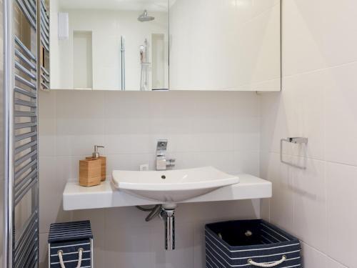 Pass The Keys Modern Seafront Apartment With Great Views Sleeps 4