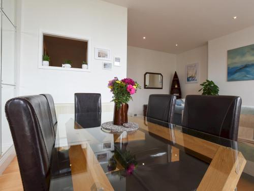 Pass The Keys 2bed Seafront Apartment With Fantastic Views And Parking