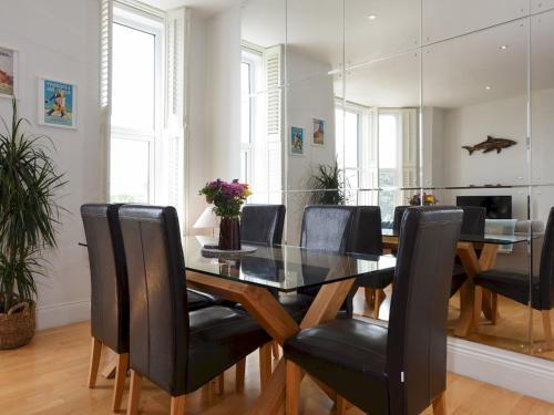 Pass The Keys 2bed Seafront Apartment With Fantastic Views And Parking