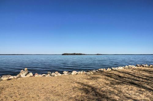 Peaceful Breezy Point Cabin 1 Mi To Beach!