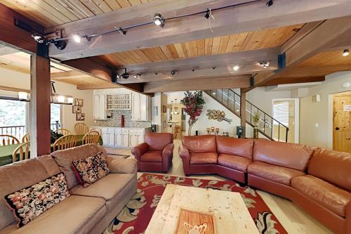 Sprawling Woodland Retreat