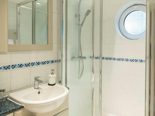 Warren Suite 2 - Uk32371