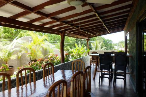 Tiptop Hotel, Resto And Delishop