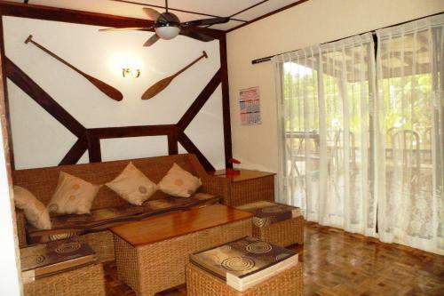 Tiptop Hotel, Resto And Delishop