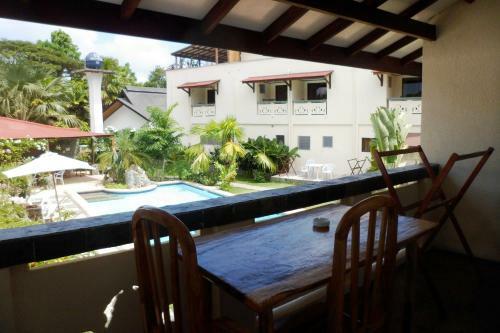 Tiptop Hotel, Resto And Delishop