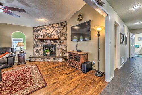 Lovely Cloudcroft Escape With Forest Views!
