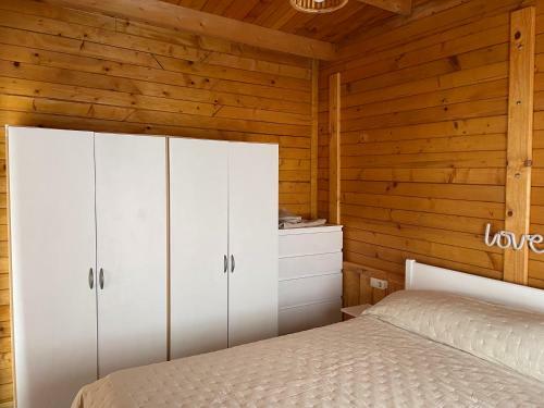 Agradable Mini Casa De Madera Con Jard�n Amplio