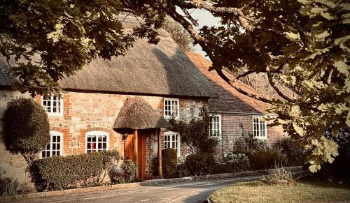 Stunning 3-bed Thatched Cottage In Dorset
