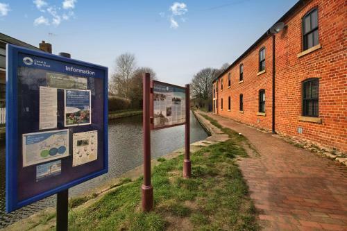 4 Canalside Wharf