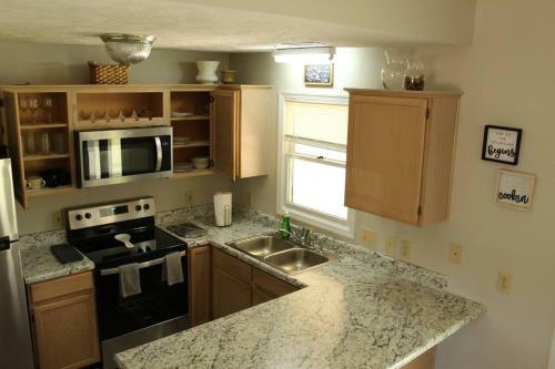 Cheerful 2-bedroom, 2 Bath With Private Parking