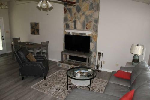 Cheerful 2-bedroom, 2 Bath With Private Parking
