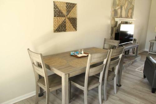 Cheerful 2-bedroom, 2 Bath With Private Parking
