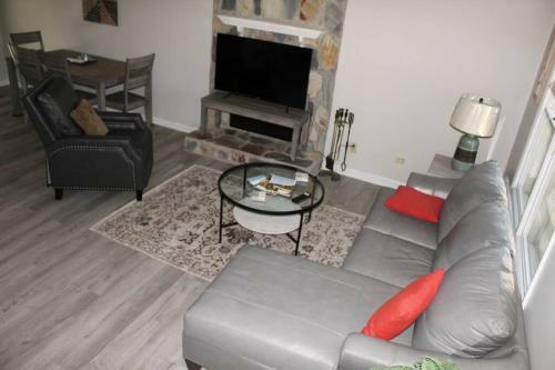 Cheerful 2-bedroom, 2 Bath With Private Parking