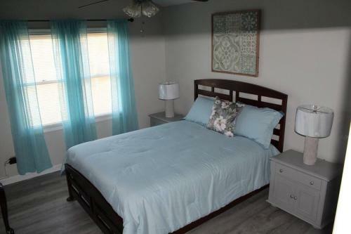 Cheerful 2-bedroom, 2 Bath With Private Parking
