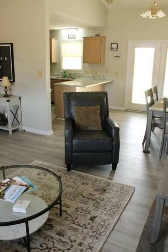 Cheerful 2-bedroom, 2 Bath With Private Parking