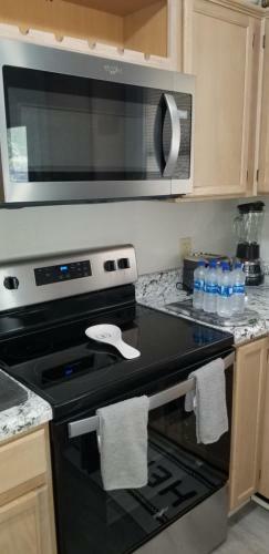 Cheerful 2-bedroom, 2 Bath With Private Parking