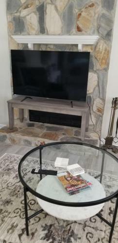 Cheerful 2-bedroom, 2 Bath With Private Parking
