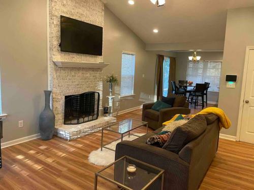 Stylish, Pet Friendly & Mins To Everything!