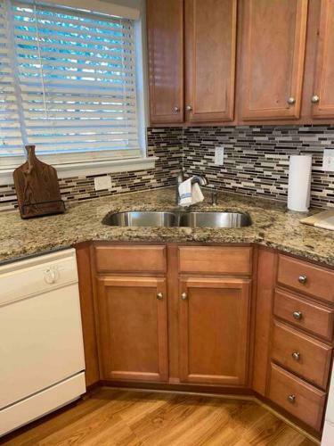 Stylish, Pet Friendly & Mins To Everything!