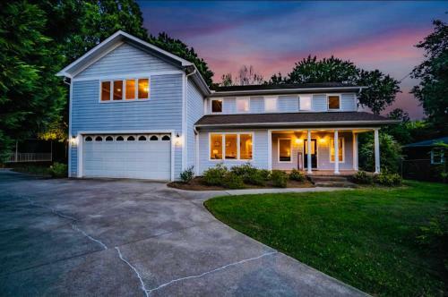 King Bed, Home Theater, Pool Table, Game Room, Fireplace
