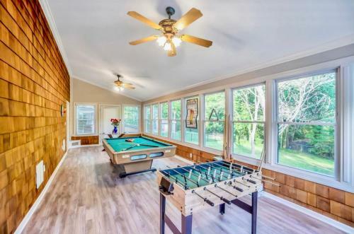 King Bed, Home Theater, Pool Table, Game Room, Fireplace