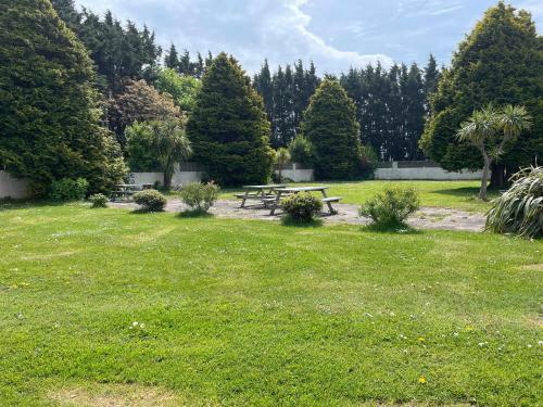 Chalet Bonair Spacious Comfortable 2 Bedroom Chalet Sleeping 4 Dartmouth