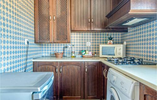 Nice Home In T�zar With 2 Bedrooms