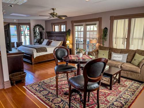 Spacious Downtown Jacksonville Studio! Hidden Gem