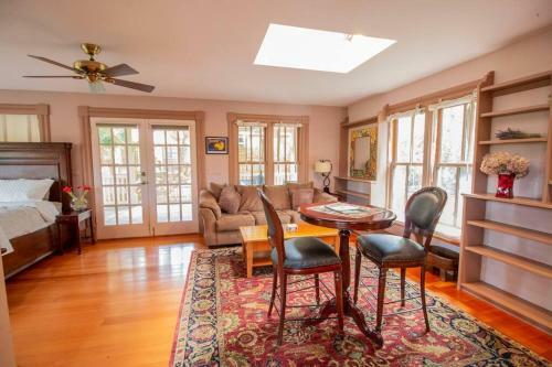Spacious Downtown Jacksonville Studio! Hidden Gem