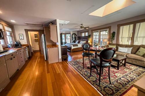 Spacious Downtown Jacksonville Studio! Hidden Gem