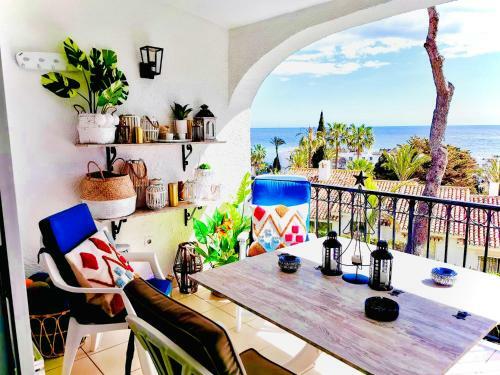 Luxurious 2 Bed Apartment With Amazing Beach Views