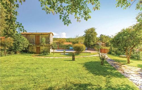 Six-bedroom Holiday Home In Cernedo