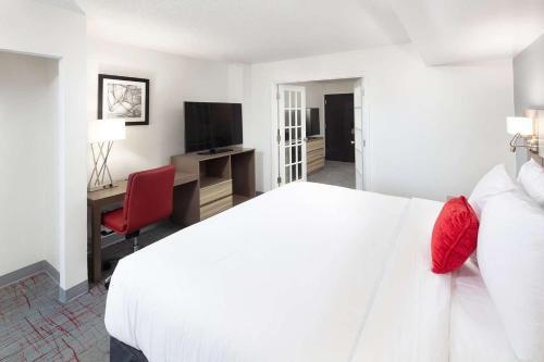 Hotel Columbia Inn & Suites