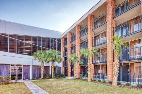 Hotel Columbia Inn & Suites