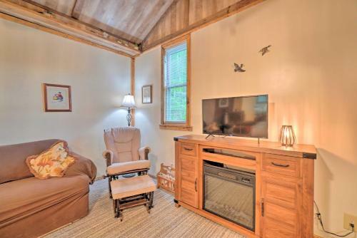 Wooded Cottage With Fire Pit And Forest Views!