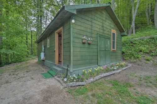 Wooded Cottage With Fire Pit And Forest Views!